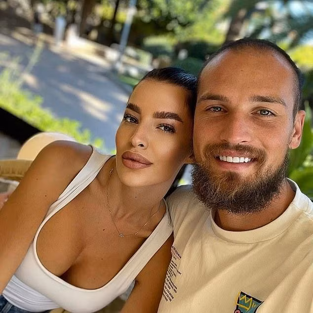 Rajkovic cùng người vợ - nhân vật chính trong câu chuyện của báo chí Serbia.