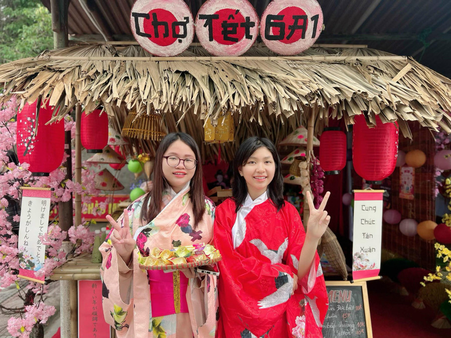 Gian chợ Tết của lớp 6A1 Trường THCS Minh Khai mang đậm phong cách văn hóa Nhật Bản.