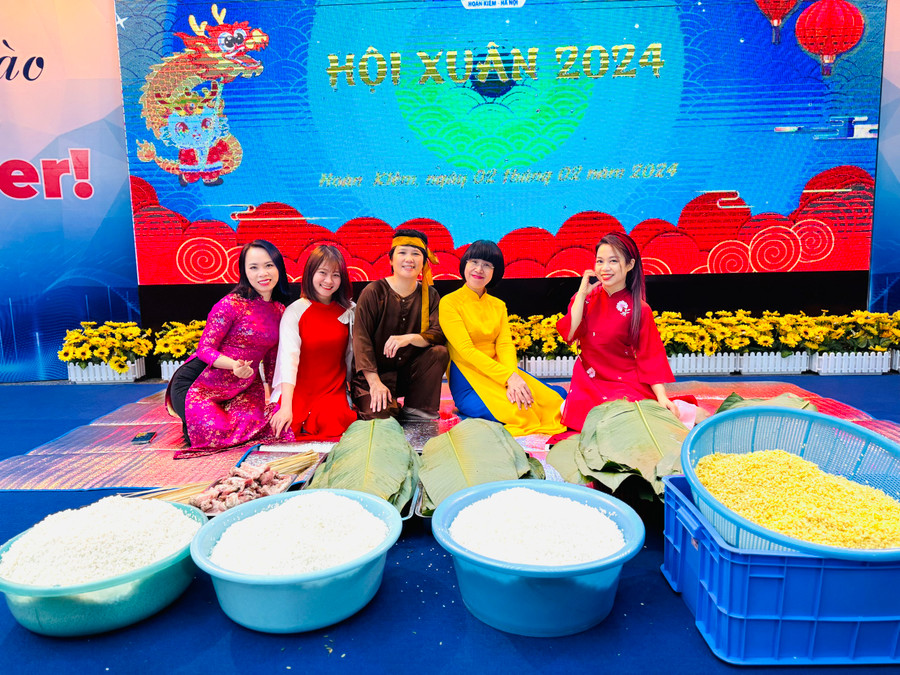 Các nguyên liệu như gạo nếp, đỗ xanh, lá dong, thịt lợn, lạt buộc... đều được chuẩn bị sẵn sàng.