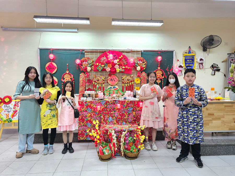 Các em diện cho mình những bộ váy, áo dài cách tân để giữ truyền thống của dân tộc.