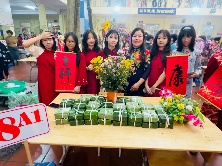 Các em học sinh tự tin khoe thành quả của mình là những chiếc bánh chưng vuông vức, nhỏ xinh.