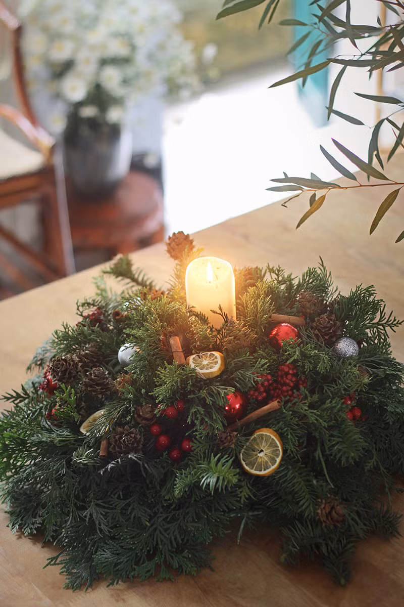 Đế nến này bày bàn đậm chất Giáng sinh.