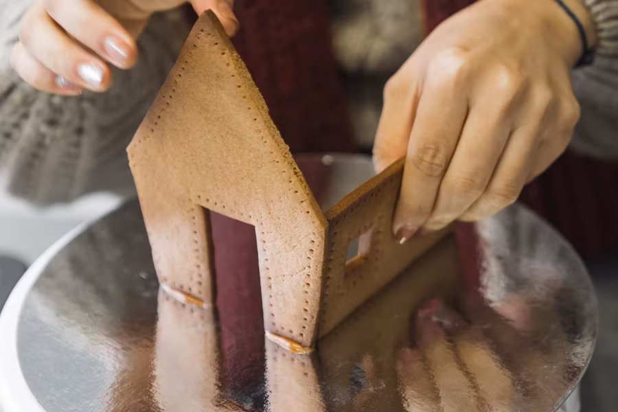 Nhúng 1 đáy tường vào đường nóng để làm chất kết dính khi gắn lên đế.