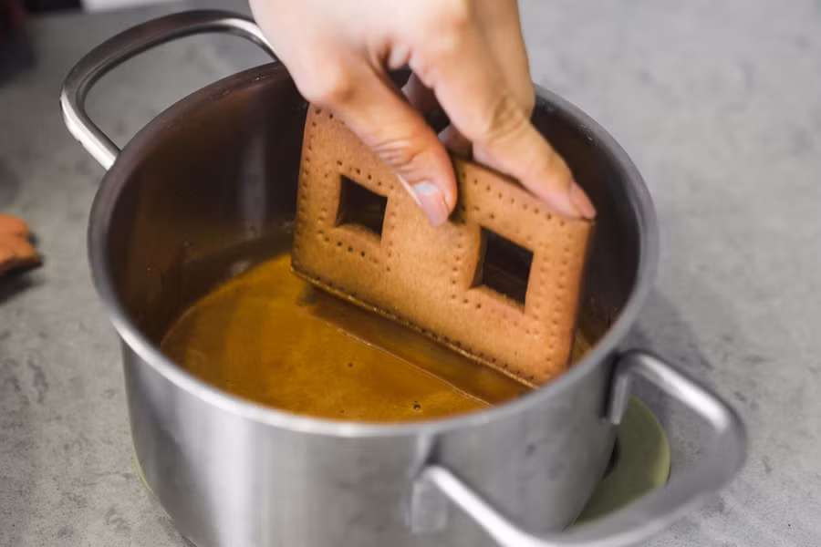 Công thức cực kỳ đơn giản làm ngôi nhà bánh gừng đón Giáng sinh ảnh 18