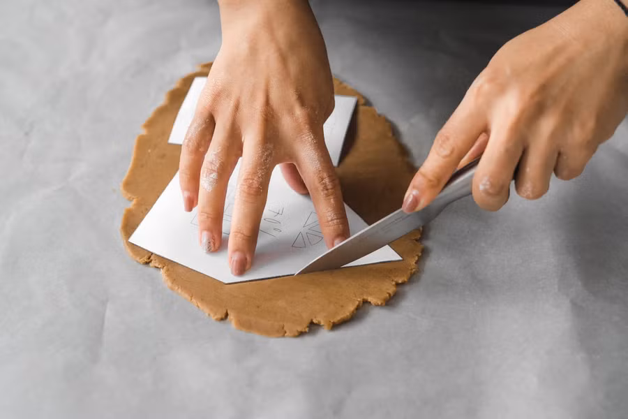 Đặt hình vẽ lên, cắt theo hình.