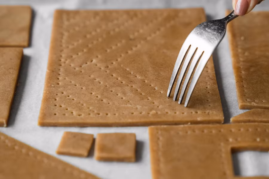 Có thể dùng đĩa xăm lên mặt phẳng tường và mái để trang trí mô phỏng ô gạch. Cách này cũng giúp tường phẳng, đẹp, không bị phồng rộp khi nướng.