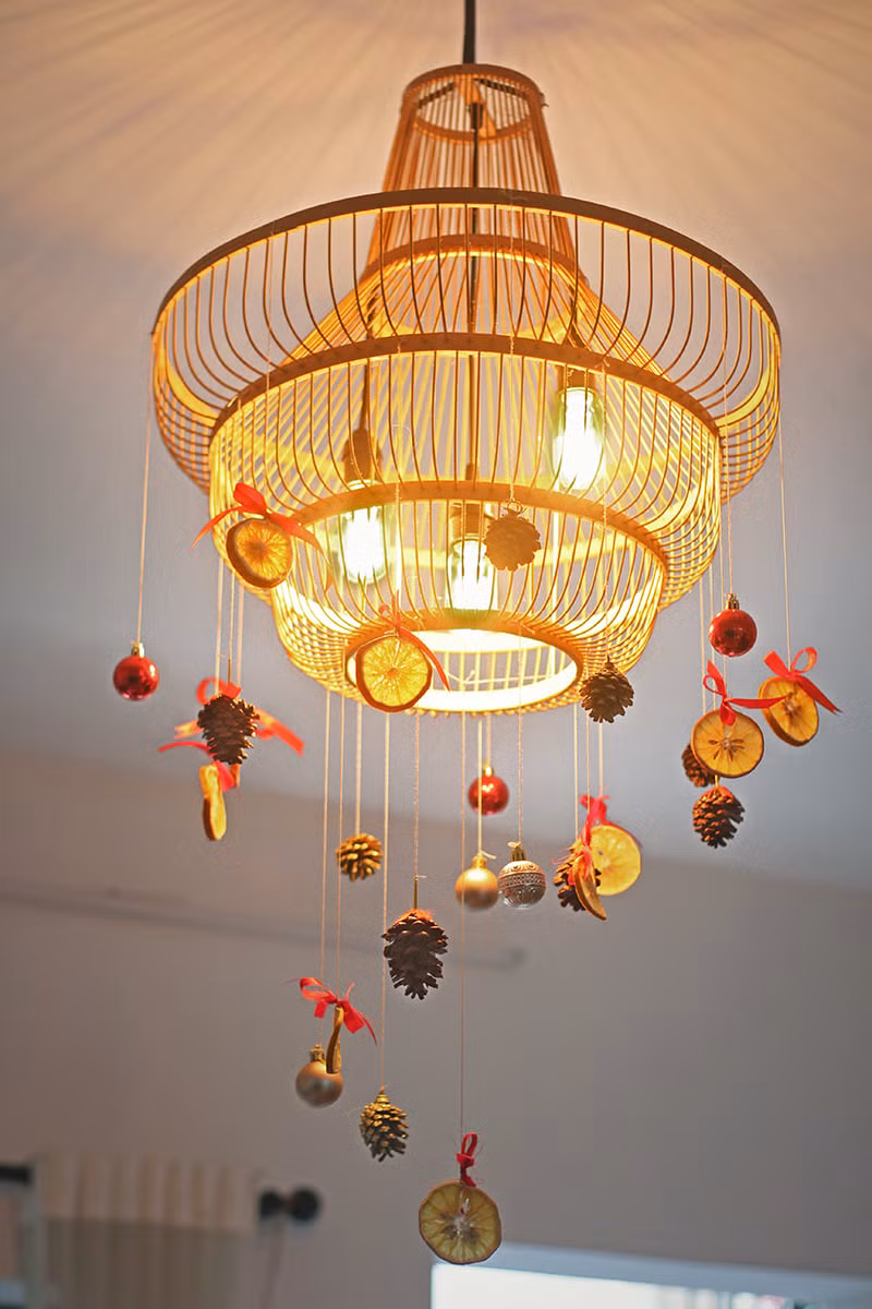 Nếu bạn có đèn trần, đừng quên trang điểm cho nó một chút để không khí ấm áp hơn nhé.