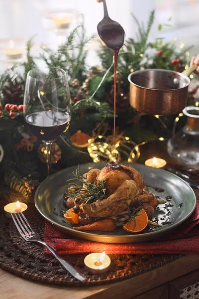 Hay nếu bạn ngại làm những phần đồ ăn lớn thì có thể thay thế bằng món gà tây nướng, vẫn béo mầm ngon mắt, nhìn thật thịnh soạn.