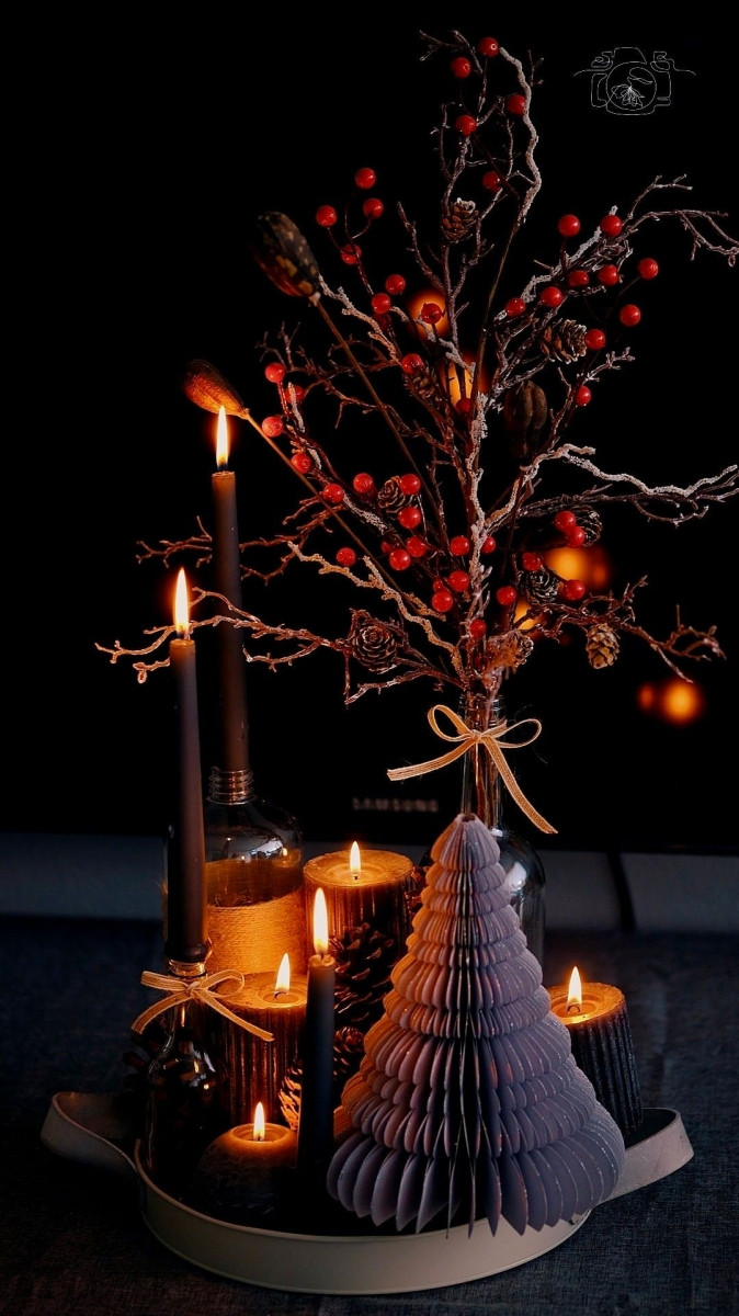 Cây thông màu trung tính nên rất dễ kết hợp với các màu khác. Nếu thích nổi bật có thể chọn kết hợp cùng tông đỏ.