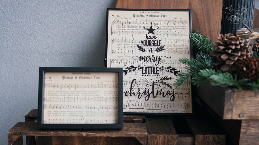 Lồng bản nhạc vào khung hình đơn giản, rồi viết thêm chữ lên tuỳ thích, cũng rất hợp với không khí Giáng sinh.