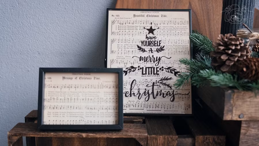 Lồng bản nhạc vào khung hình đơn giản, rồi viết thêm chữ lên tuỳ thích, cũng rất hợp với không khí Giáng sinh.