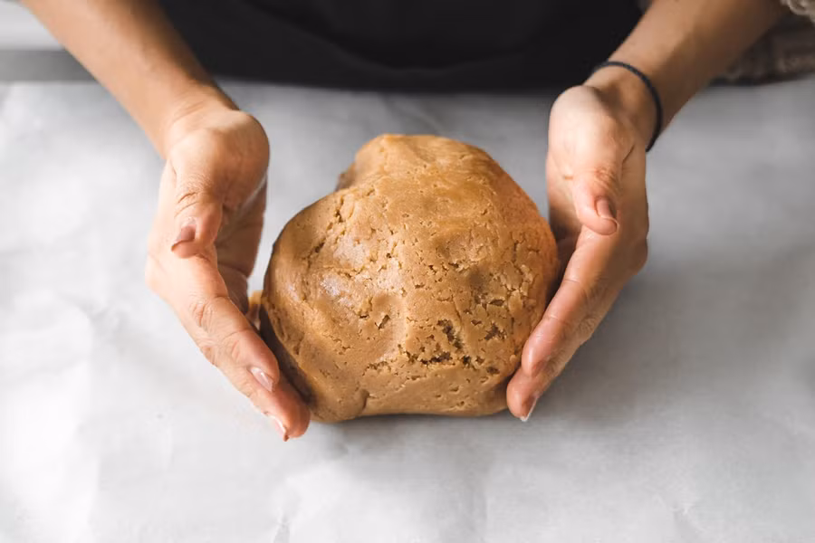 Bột đã mịn thì chuyển ra mặt phẳng lót giấy nến chống dính nhé.