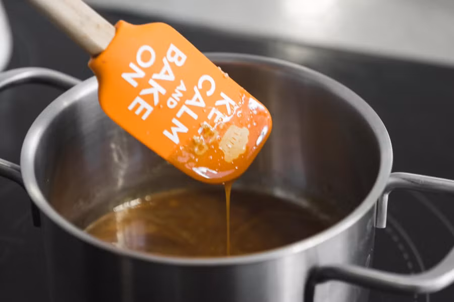 Làm “vữa” gắn nhà: 200g đường nâu Cho đường vào nồi nhỏ, đun lửa vừa đến khi đường tan chảy hoàn toàn.