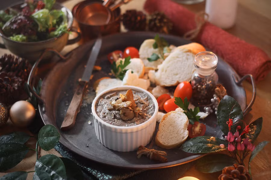 Pa-tê cũng vậy, bạn có thể làm nhiều một chút, vừa tặng vừa dùng làm món khai vị hay ăn vặt bên bàn rượu cũng rất ổn.