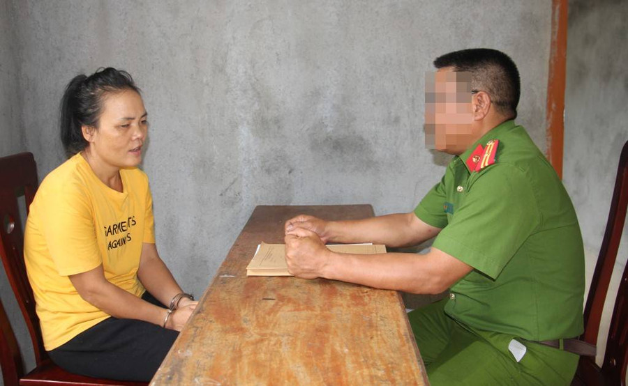 Công an lấy lời khai Lương Thị Toàn. (Ảnh: CANA)