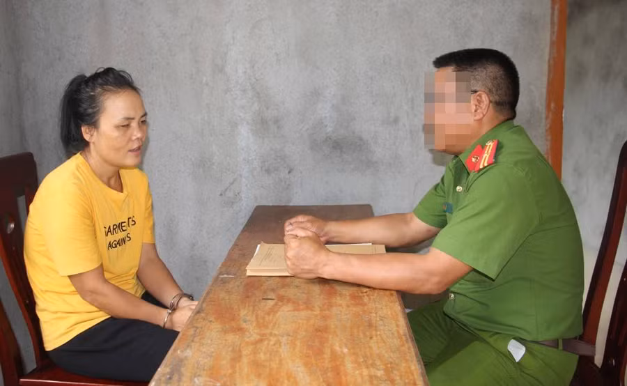 Công an lấy lời khai Lương Thị Toàn. (Ảnh: CANA)