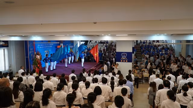 Buổi lễ diễn ra trong không khí trang trọng nhưng đầm ấm