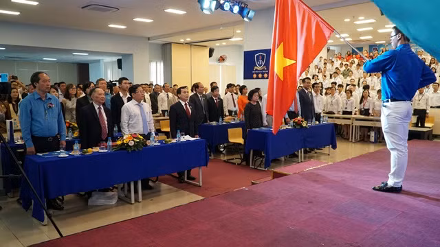 Đại biểu làm lễ chào cờ