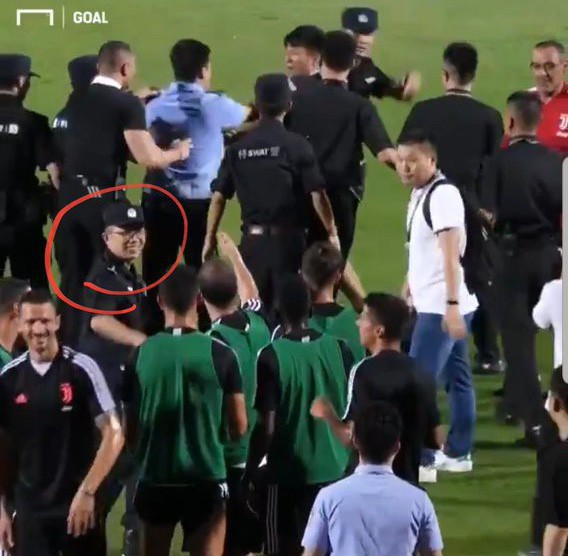 Nhân viên an ninh cũng phải bật cười vì hành động của Ronaldo Nhân viên an ninh cũng phải bật cười vì hành động của Ronaldo