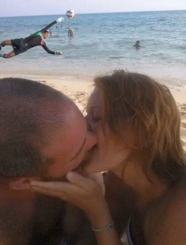 Thủ môn trổ tài bắt bóng ở bãi biển.