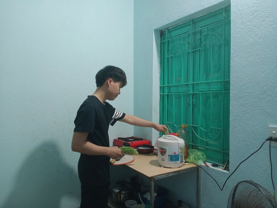 Vì nhà cách xa trường hơn 40 km nên Sùng A Hồng thuê trọ gần trường để thuận tiện cho việc học. Vì nhà cách xa trường hơn 40 km nên Sùng A Hồng thuê trọ gần trường để thuận tiện cho việc học.