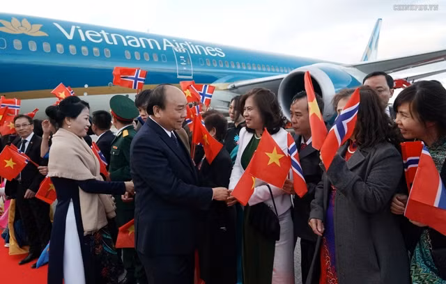 Thủ tướng đến Oslo, bắt đầu thăm chính thức Na Uy