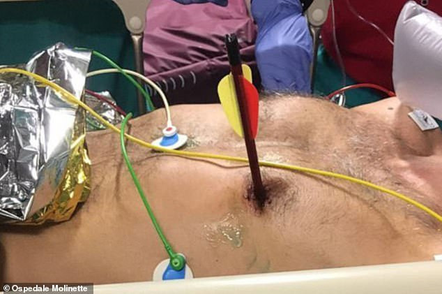 nguoi dan ong tu ban no tu truoc nguc xuyen qua tim ra sau lung hinh anh 1