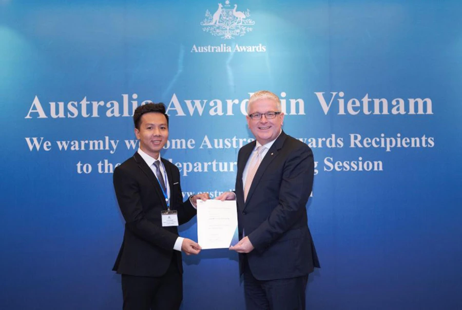 Võ Văn Ốc nhận chứng nhận đạt Học bổng Chính phủ Australia từ Đại sứ Australia tại Việt Nam - ngài Craig Chittick.