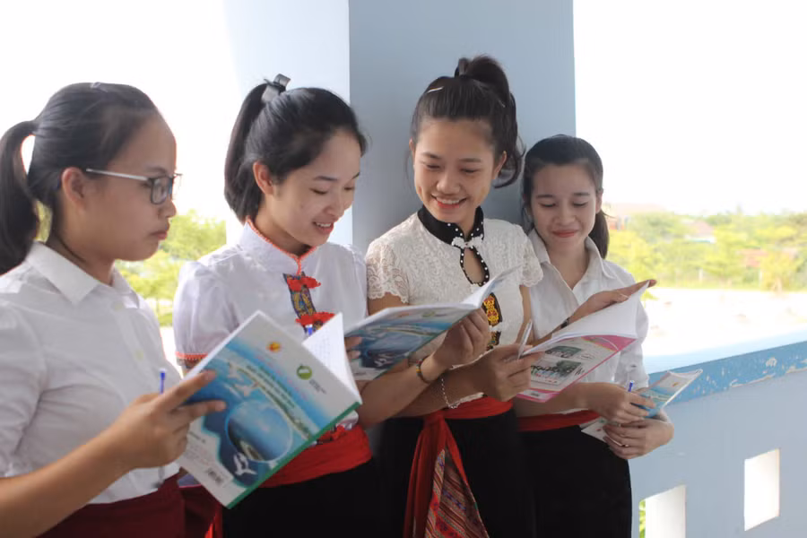 Cô trò Trường THPT chuyên Phan Bội Châu, Nghệ An