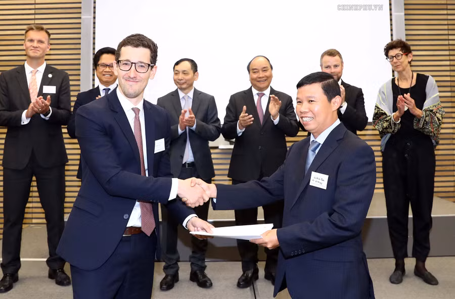 Thủ tướng chứng kiến doanh nghiệp hai nước ký kết một số thỏa thuận hợp tác. Ảnh: VGP/Quang Hiếu