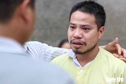 Anh Đỗ Văn Hùng, chồng của chị Nguyễn Thị Liên, đã bật khóc sau khi con trai chào đời. Anh Hùng sẽ ở lại Bệnh viện K để chăm vợ còn bé Bình An sẽ được bà và các bác trông nom - Ảnh: NGUYỄN KHÁNH (Tuổi trẻ). Anh Đỗ Văn Hùng, chồng của chị Nguyễn Thị Liên, đã bật khóc sau khi con trai chào đời. Anh Hùng sẽ ở lại Bệnh viện K để chăm vợ còn bé Bình An sẽ được bà và các bác trông nom - Ảnh: NGUYỄN KHÁNH (Tuổi trẻ).