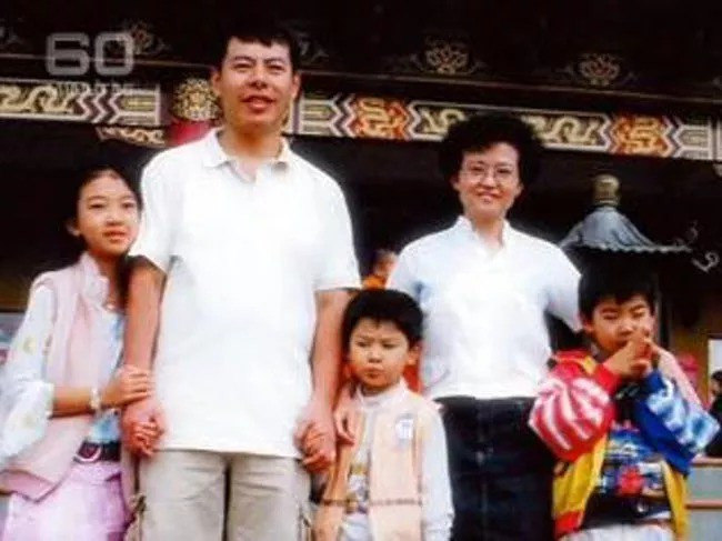 Bé gái sống sót tiết lộ sự thật về thảm án 5 người trong gia đình hình ảnh 1 be gai song sot tiet lo su that ve tham an 5 nguoi trong gia dinh hinh anh 1