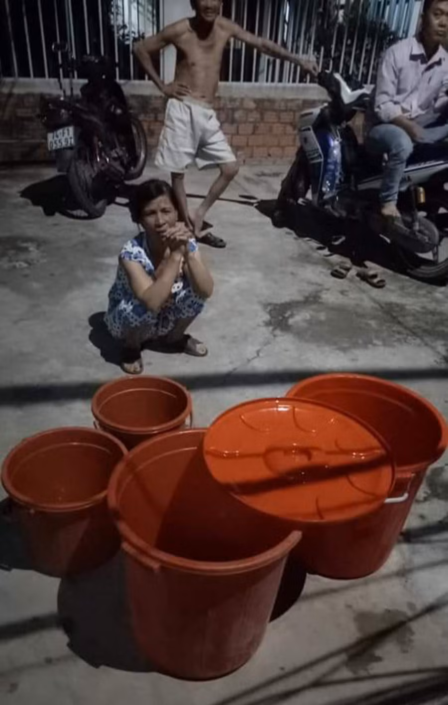 Người dân khu vực tổ 65 phường Hòa Khánh Bắc (Q. Liên Chiểu) huy động xô, chậu chờ xe chở nước lưu động cung cấp nước sạch cho sinh hoạt