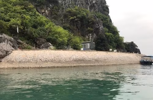 Hệ thống bến cảng trái phép tại hang Cỏ. Ảnh: Minh Cương