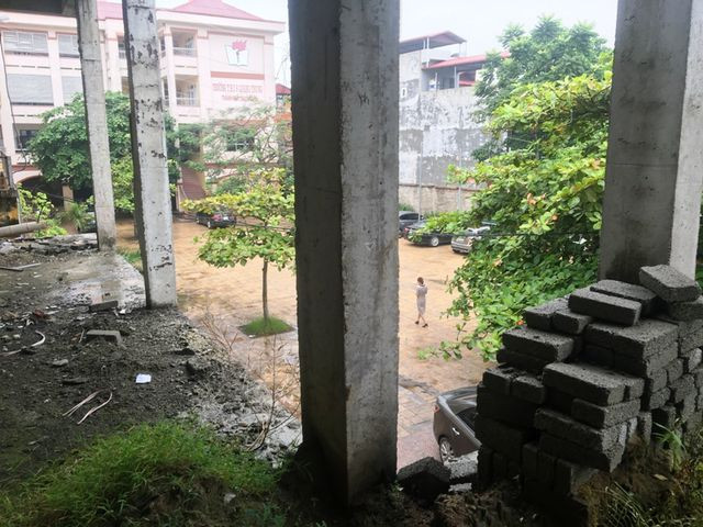 Nhà trường khốn khổ vì công trình xây dựng dở dang suốt nhiều năm - 12 Nhà trường khốn khổ vì công trình xây dựng dở dang suốt nhiều năm - 12