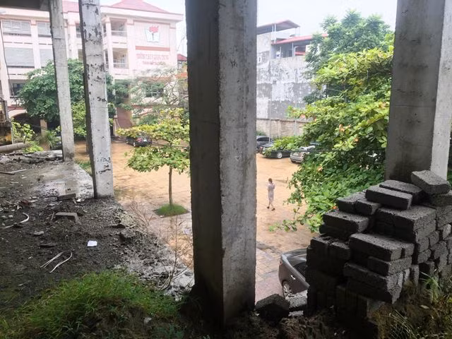 Nhà trường khốn khổ vì công trình xây dựng dở dang suốt nhiều năm - 12