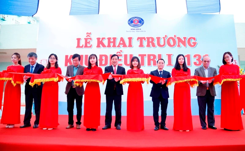 Các đại biểu cắt băng khai trương khu điều trị mới.