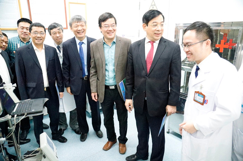 Đại biểu tham quan khu điều trị.