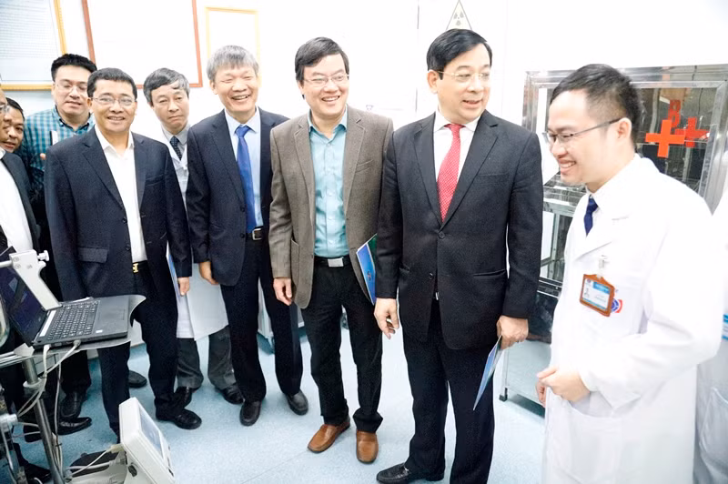 Đại biểu tham quan khu điều trị.