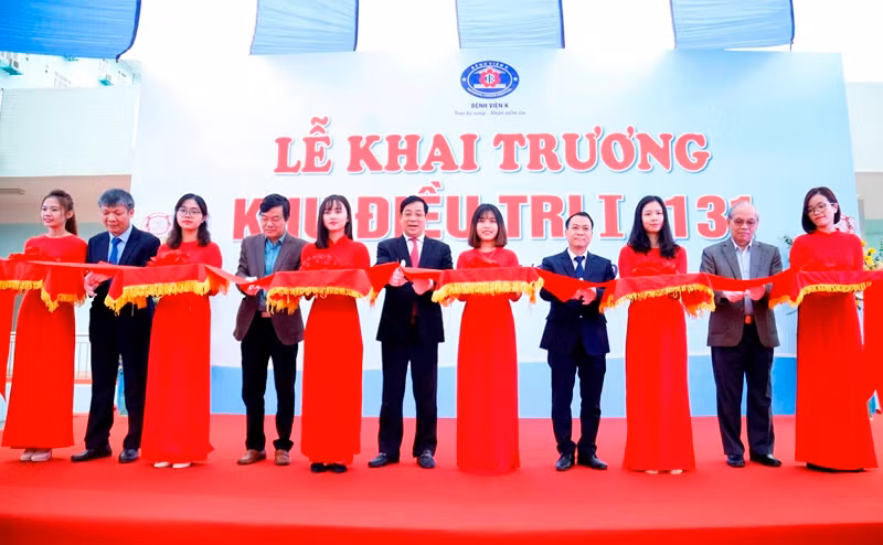 Các đại biểu cắt băng khai trương khu điều trị mới.