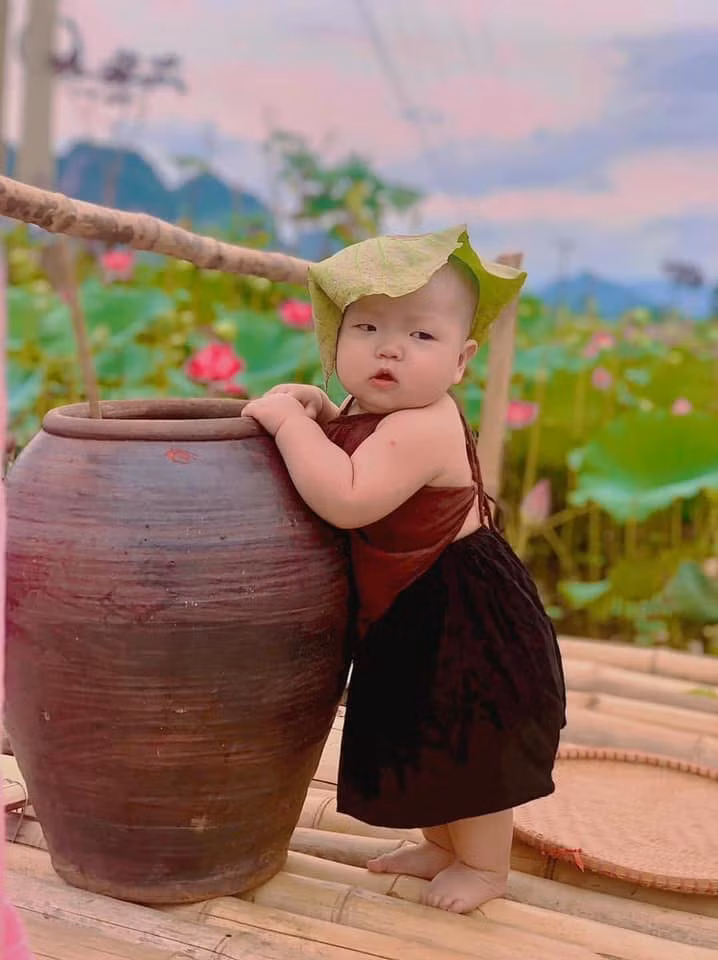 “Thiếu nữ” bên hoa sen này cưng xỉu!