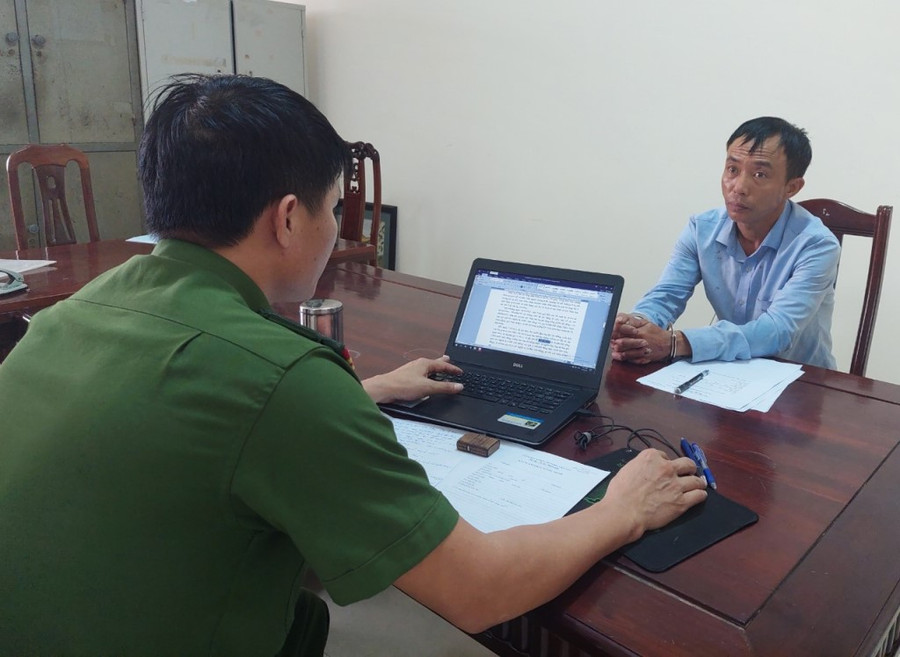 Công an lấy lời khai Vũ Văn Đảng. (Ảnh: CANA) Công an lấy lời khai Vũ Văn Đảng. (Ảnh: CANA)