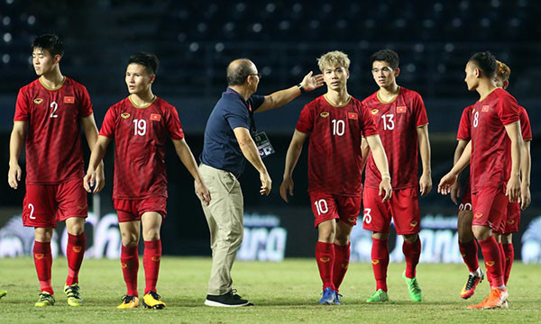 HLV Park Hang-seo xuống sân, động viên học trò sau thất bại. Ảnh: Anh Khoa.