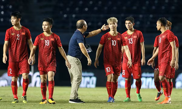 HLV Park Hang-seo xuống sân, động viên học trò sau thất bại. Ảnh: Anh Khoa.