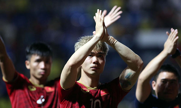 Công Phượng chào khán giả trong tâm trạng đượm buồn. Ảnh: Anh Khoa.