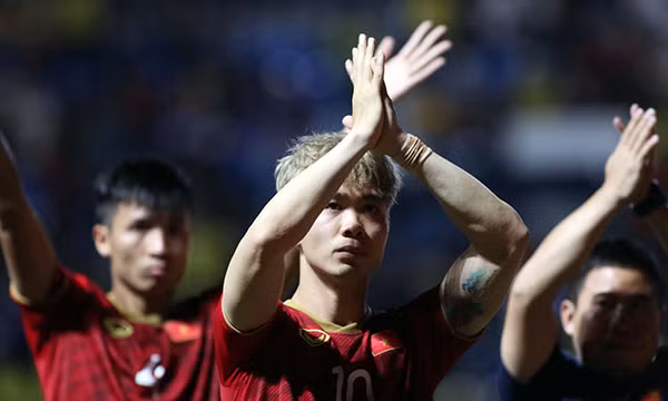 Công Phượng chào khán giả trong tâm trạng đượm buồn. Ảnh: Anh Khoa.