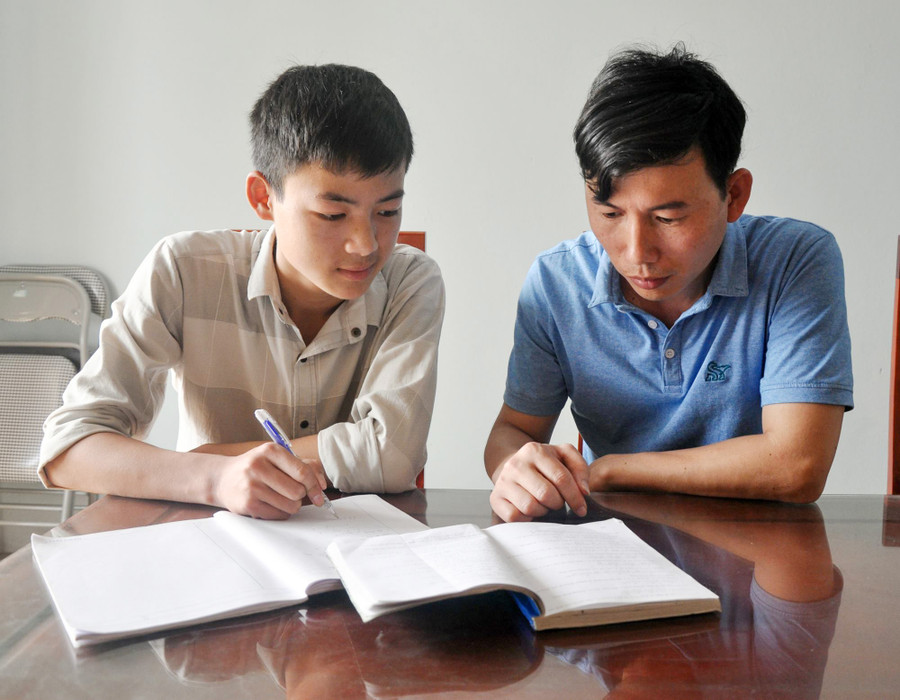 Em Trương Xuân Thông cùng thầy giáo Nguyễn Văn Thắng, Trường THCS Nghi Kiều, huyện Nghi Lộc, Nghệ An Ảnh: T.G Em Trương Xuân Thông cùng thầy giáo Nguyễn Văn Thắng, Trường THCS Nghi Kiều, huyện Nghi Lộc, Nghệ An Ảnh: T.G