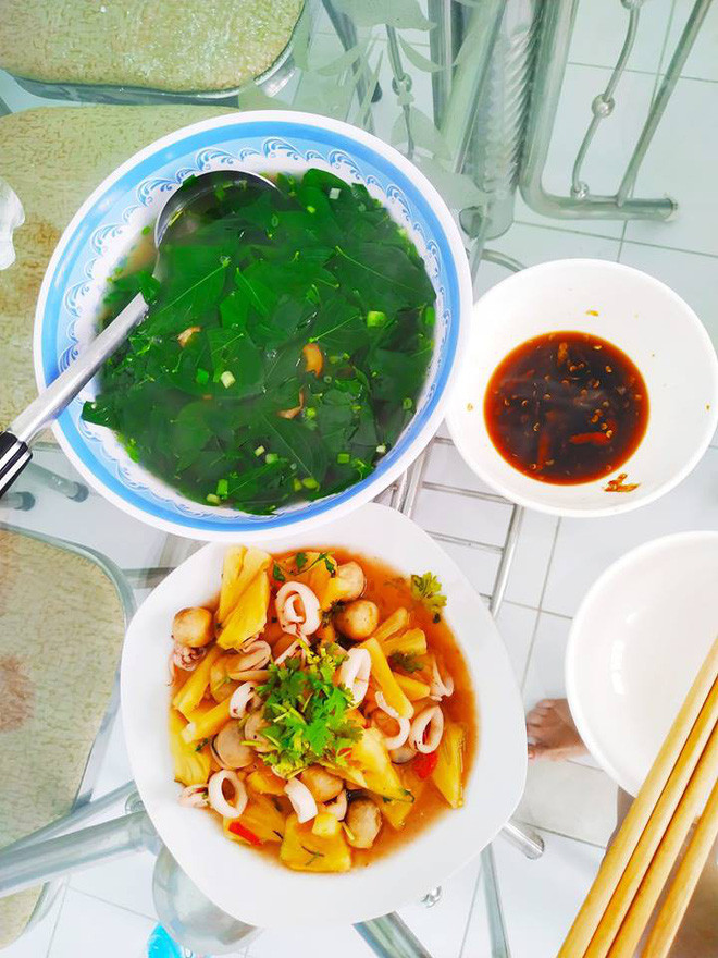 Gái đảm khoe mâm cơm nấu rất ra gì và này nọ nhưng vô tình để lộ lý do khiến chàng nào cũng nghĩ: Thôi ăn tiệm cho lành! ảnh 2