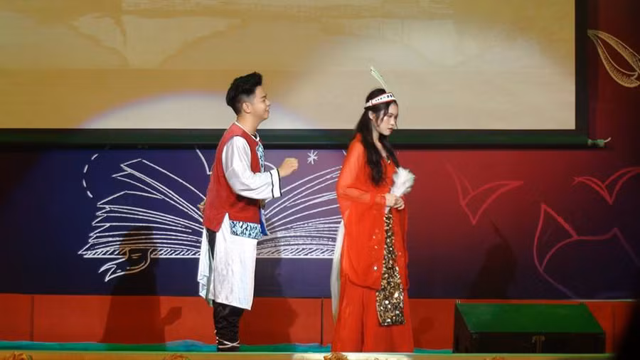 Cảnh diễn Mỵ Châu - Trọng Thủy trong đêm “Sân khấu hóa tác phẩm văn học” lần thứ tư của HS Trường THPT chuyên Ngoại ngữ (ĐHQG Hà Nội)