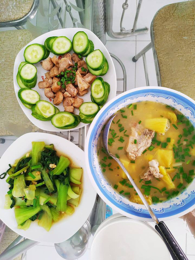 Gái đảm khoe mâm cơm nấu rất ra gì và này nọ nhưng vô tình để lộ lý do khiến chàng nào cũng nghĩ: Thôi ăn tiệm cho lành! ảnh 4